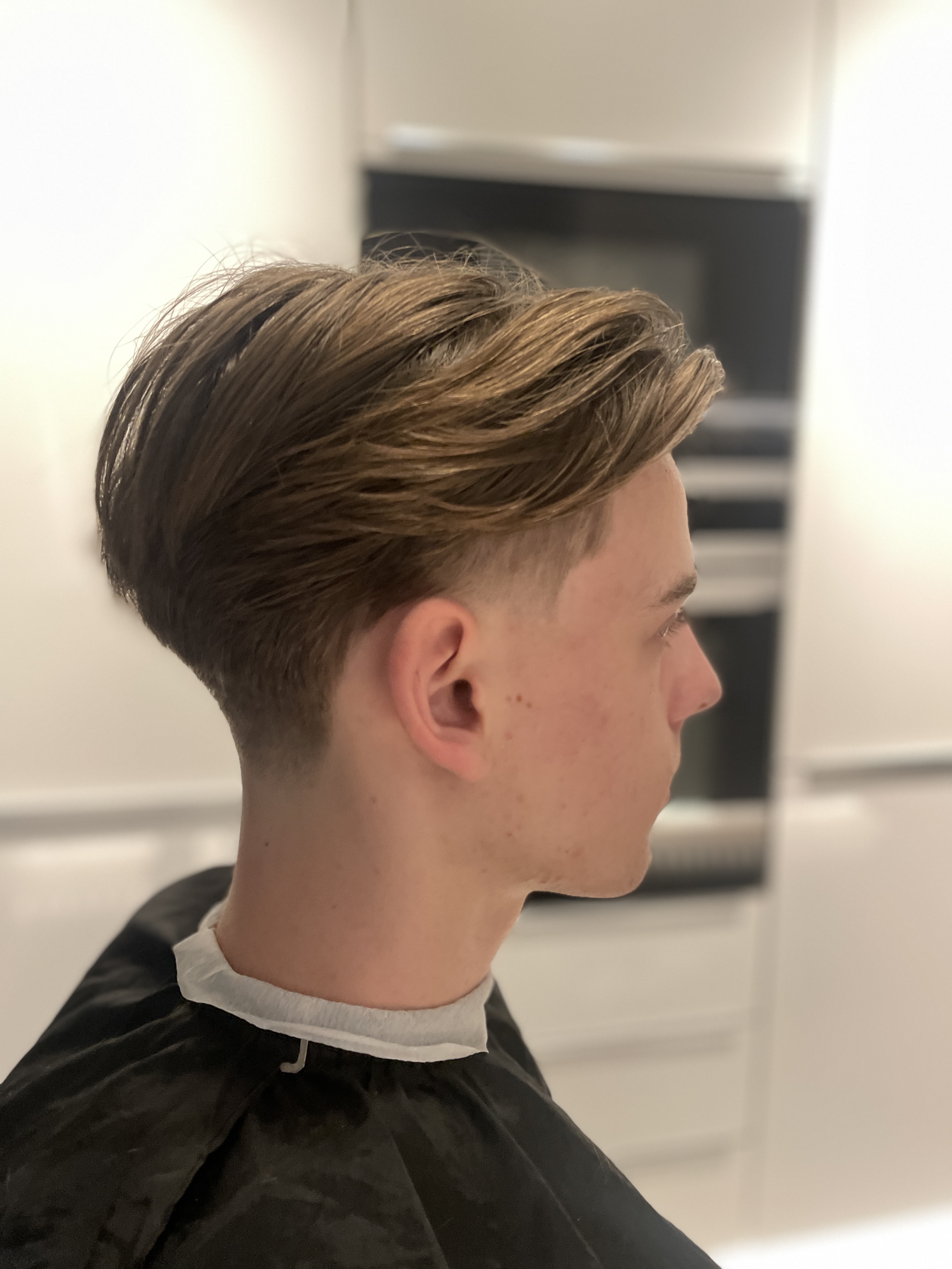 Moderne blonde fade door BarberMatthew